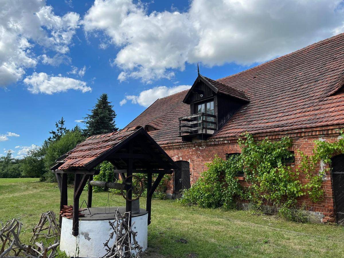 Apartament w Zabytkowej Stajni nad Jeziorem z Dostępem do Parku i Sąsiedztwem Xix wiecznego Dworku Modrzewiowego in Bory Tucholskie