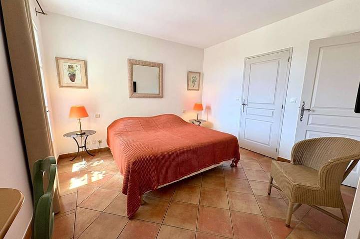 Gîte pour 6 personnes, avec piscine dans Golf De Fregate - 2
