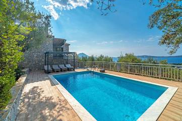 Location de vacances pour 4 personnes, avec piscine et jardin dans Gialova