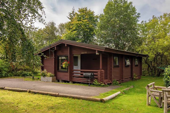 Self-Catering log cabin near Plockton and the Isle of Skye secluded, well equipped and dog friendly. in Highlands