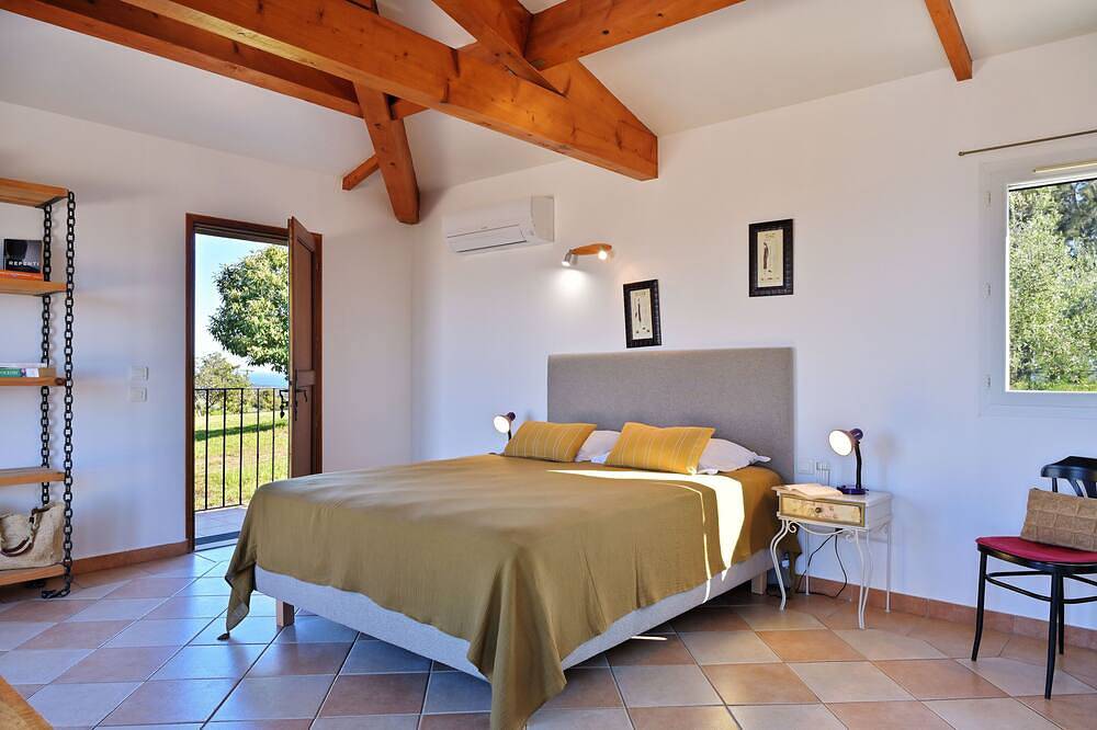 Punta della Guardia Estate, Villa with sea view in a nature reserve, beaches 1.5 Km away in Cervione, Región de Corte