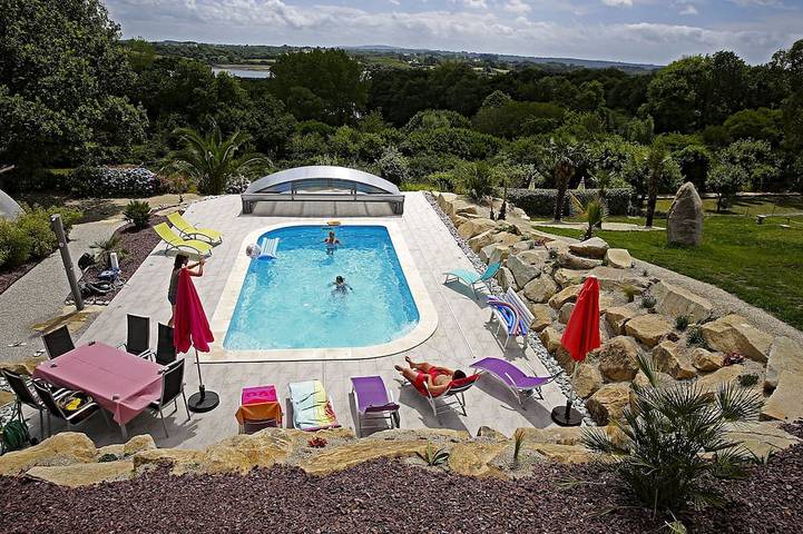 Gîte pour 2 personnes, avec Terrasse ainsi que Jardin et Piscine à Loperhet