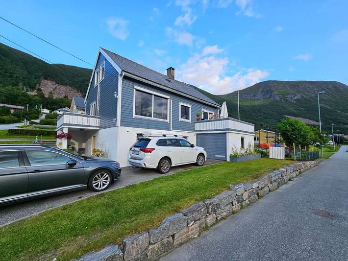 Ferienwohnung für 5 Personen, mit Terrasse und Garten sowie Seeblick und Ausblick in Vestnes