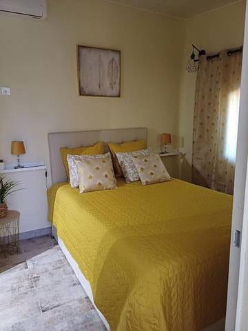 Location de vacances pour 3 personnes, avec terrasse et vue ainsi que piscine et jardin dans São Bartolomeu de Messines