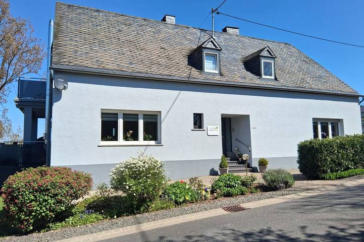 Ferienwohnung fĂŒr 6 Personen, mit Balkon und Whirlpool sowie Garten, mit Haustier