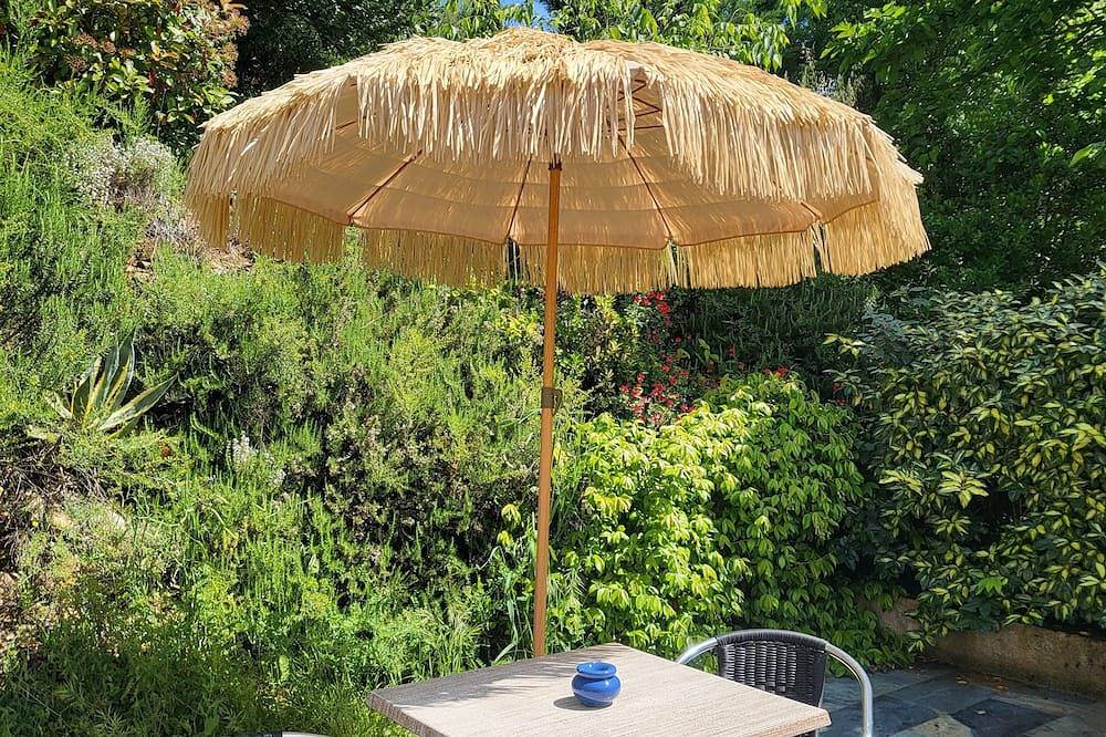 Comfortable guest room with terrace, large swimming pool (+ kitchen) in Reynès, Céret und Umgebung