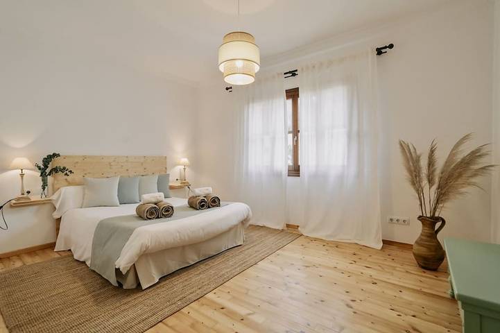 Holiday home for 6 people, with garden and balcony as well as pool in Madrid