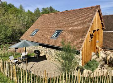 Gîte pour 2 personnes, avec piscine ainsi que terrasse et jardin en Corrèze