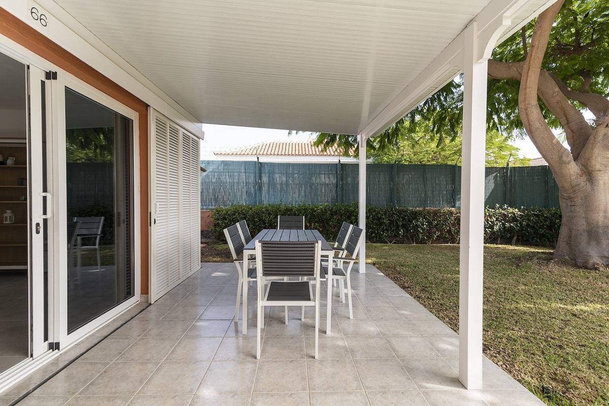 Entire apartment, Bungalow familiar complejo Melocotones Maspalomas in Campo Internacional, San Bartolomé de Tirajana