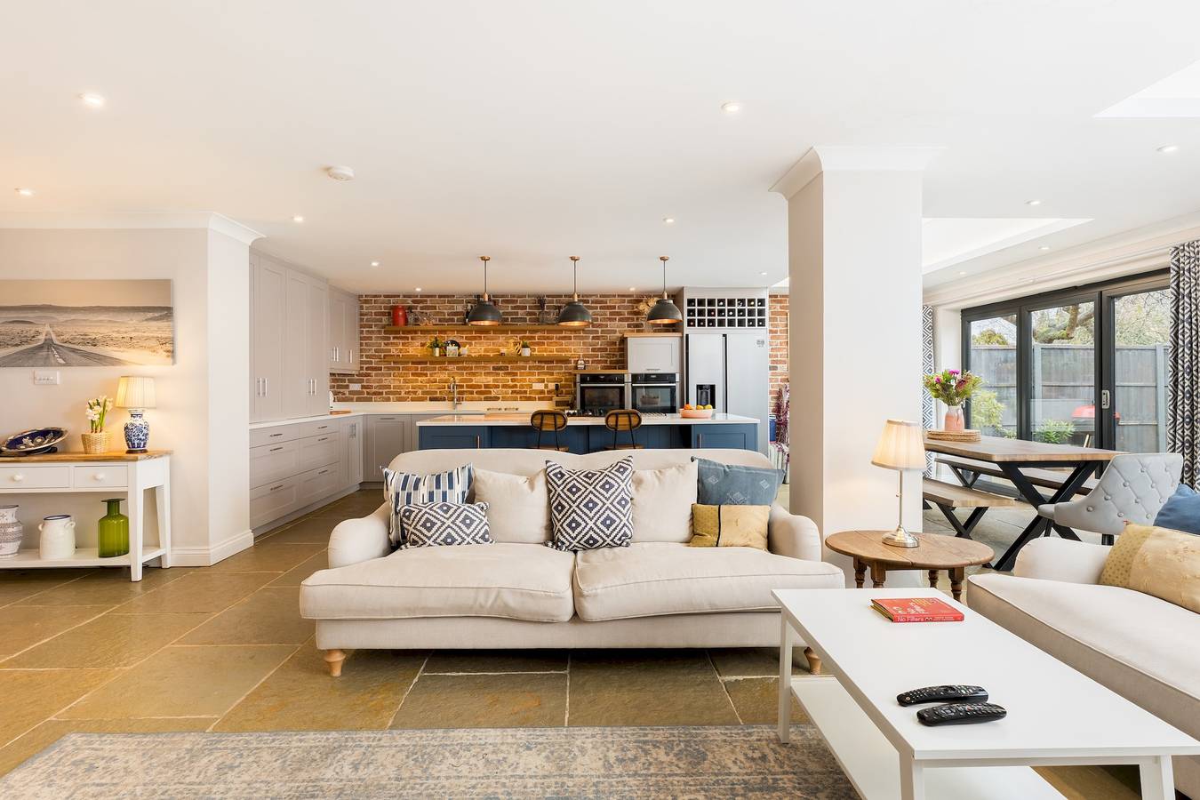 Large & Modern 4 Bed Family Home - Pass the Keys in Warwickshire