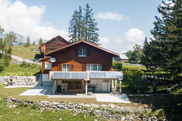 Vakantiehuis voor 9 personen, with Balkon and Terras as well as Tuin and Uitzicht in Oost-Zwitserland