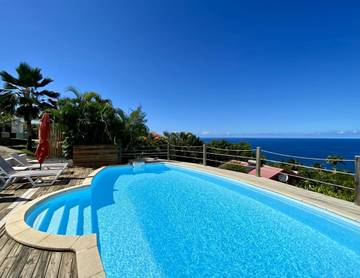 Gîte pour 4 personnes, avec terrasse ainsi que piscine et vue dans Plage Leroux