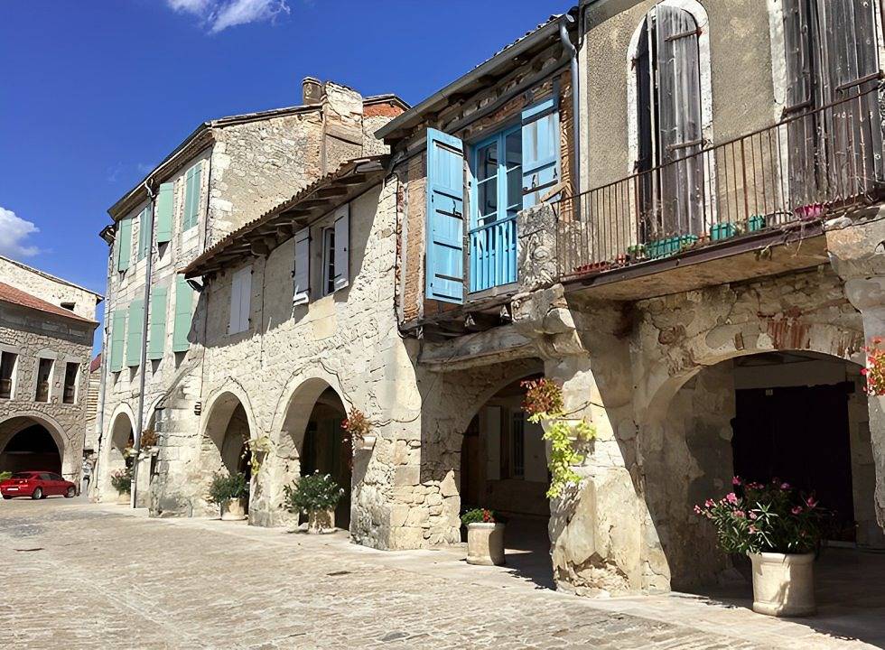 Maison historique sur la place du village in Castelsagrat, Tarn-et-Garonne