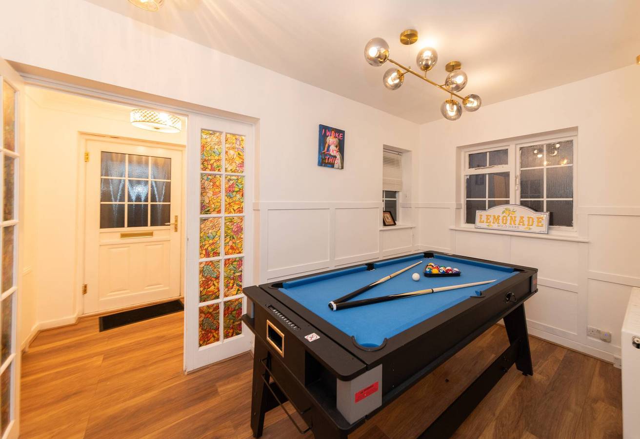 Amplia casa de 4 dormitorios con sala de juegos y estacionamiento gratuito in Reading, Berkshire