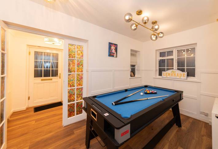 Amplia casa de 4 dormitorios con sala de juegos y estacionamiento gratuito in Reading, Berkshire