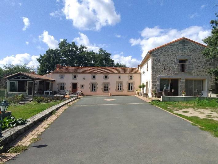 Location de vacances pour 10 personnes, avec jardin, animaux acceptés à Saint-Aubin-le-Cloud