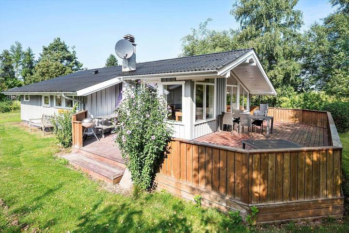 Ferieudlejning for 6 personer, med jacuzzi og terrasse i Bogø