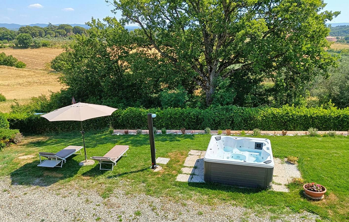 Apartamento vacacional entero, Apartamento frente al río con aparcamiento y servicios in Monteriggioni, Provincia de Siena