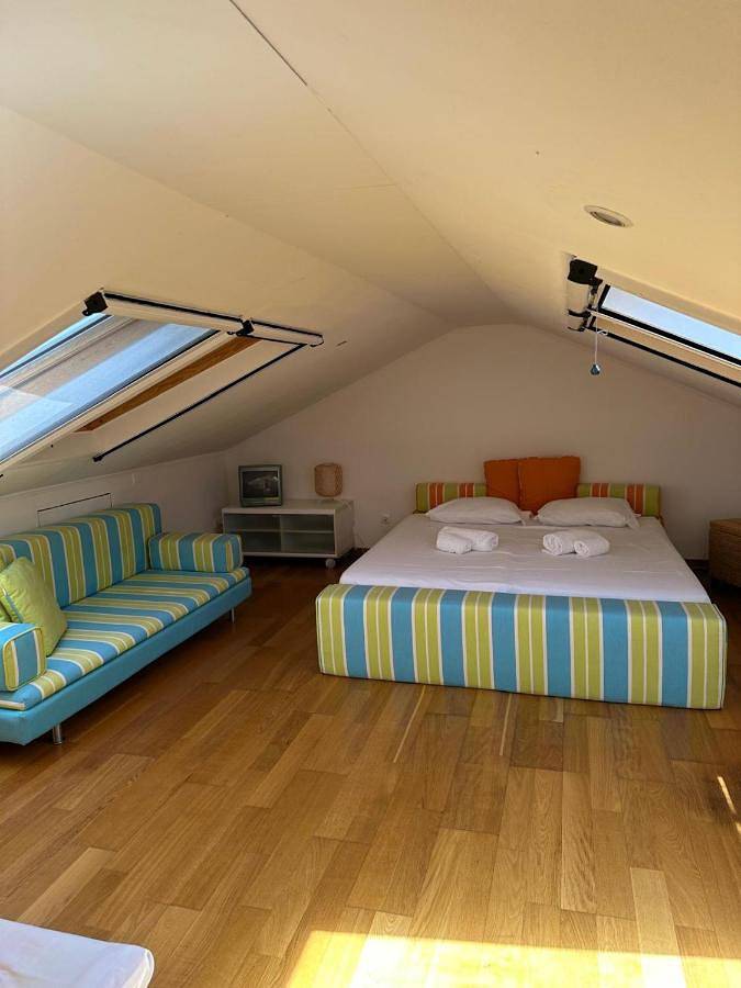 Location de vacances pour 5 personnes, avec jardin et vue ainsi que piscine et bassin pour enfant dans Santo Estevão