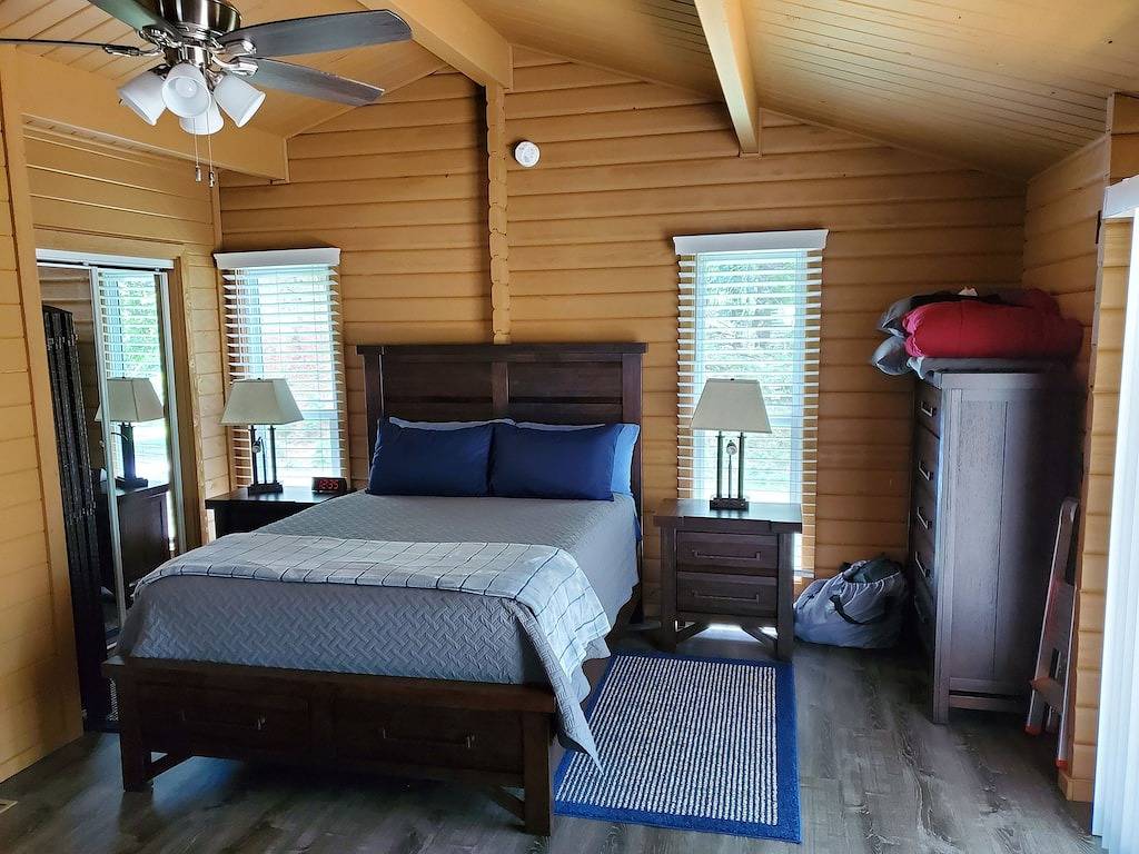 Luxuriöse Kabine am Beaver Lake mit riesigem Deck, privatem Bad & Bootsanleger in Beaver Lake