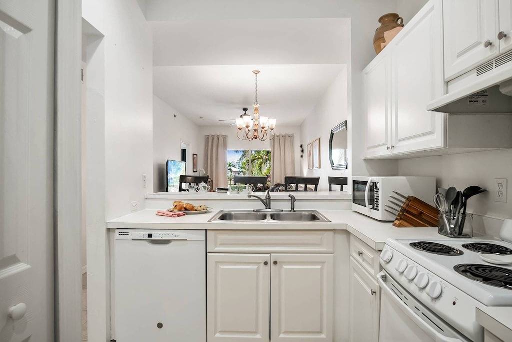Ganze Wohnung, Pet Friendly, Nightly Condo! In-Unit Laundry, Wifi & Beach Gear; Walk to Dining/Shops (1 of 2 units) in Marco Island, Southwest Florida