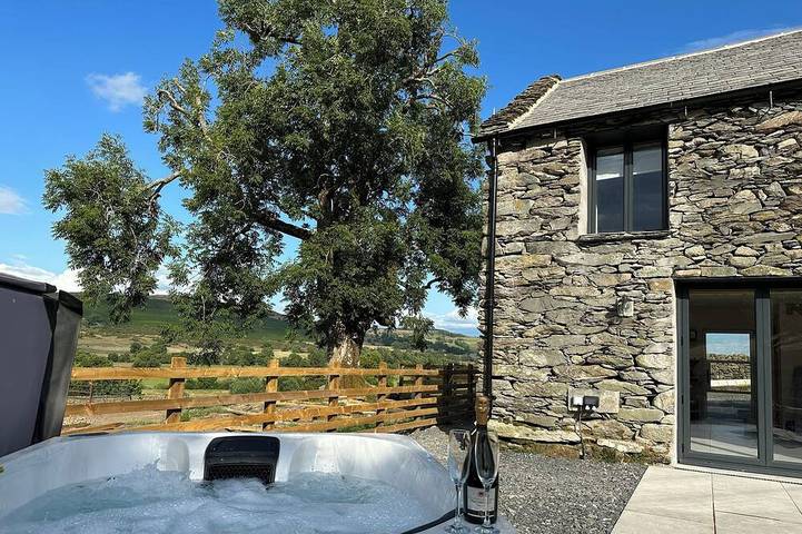 Holiday rental for 2 people, with hot tub and garden, with pets in Eden