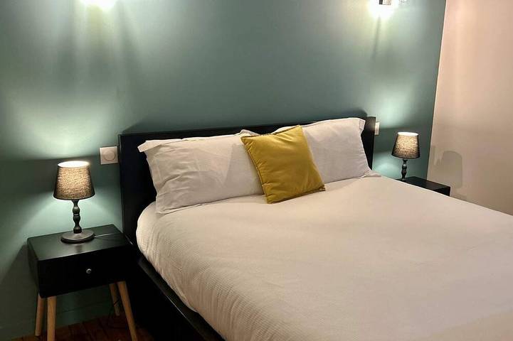 Entire apartment, 2-person air-conditioned 1-bedroom apartment near Aïga Resort Puy Chopine 101 in Châtel-Guyon, Volcans d'Auvergne Regional Nature Park