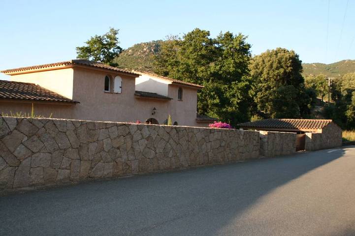 Villa pour 4 personnes, avec terrasse ainsi que jardin et piscine