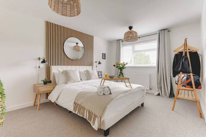 Luxury 2-Bed House in Stevenage Sleeps 6 Free Parking Barefoot & Board in Stevenage, Hertfordshire