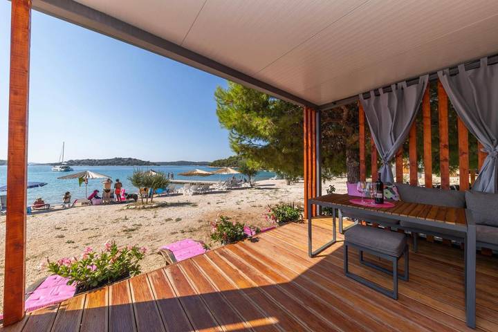 Camping für 4 Personen, mit Terrasse und Ausblick in Tisno