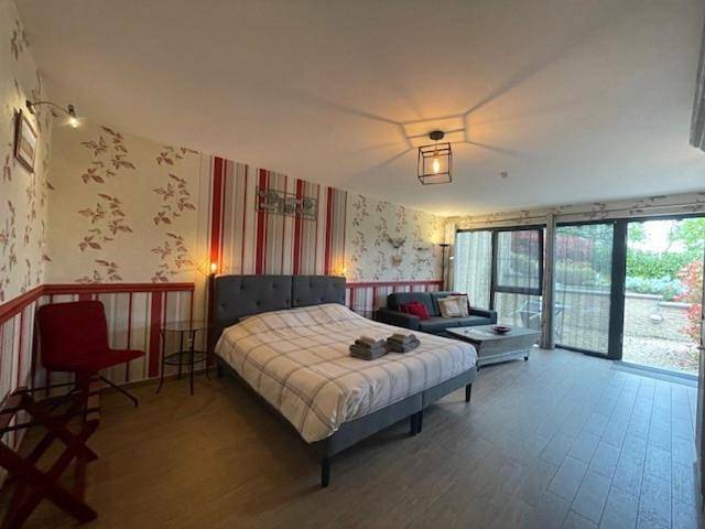 Location de vacances pour 2 personnes, avec vue ainsi que piscine et jardin à Yvoir - 2