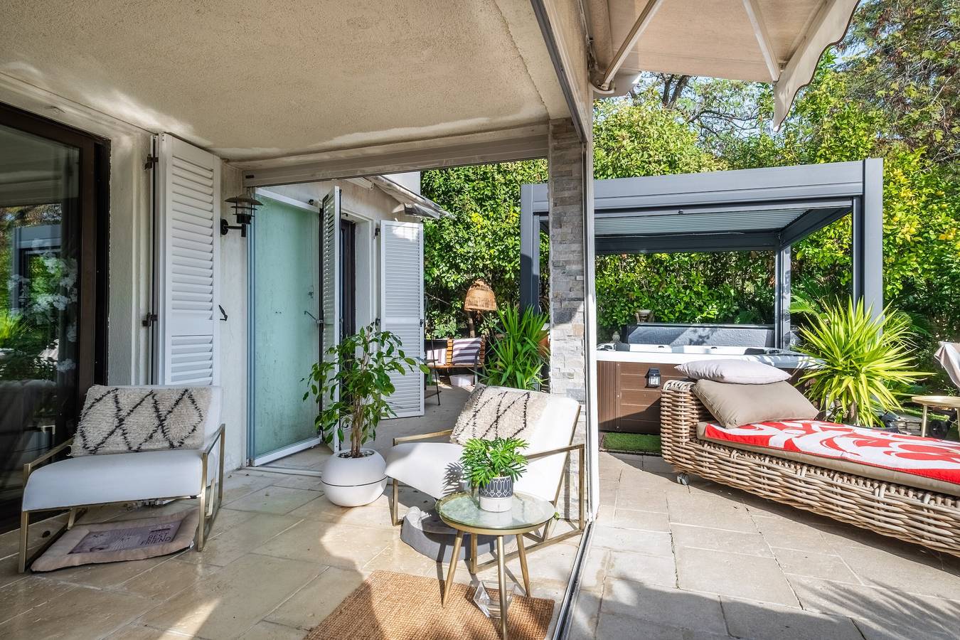 Appartement entier, Appartement 'Les Hauts De Vaugrenier' avec terrasse privée et Wi-Fi in Villeneuve-Loubet, Région de Cannes