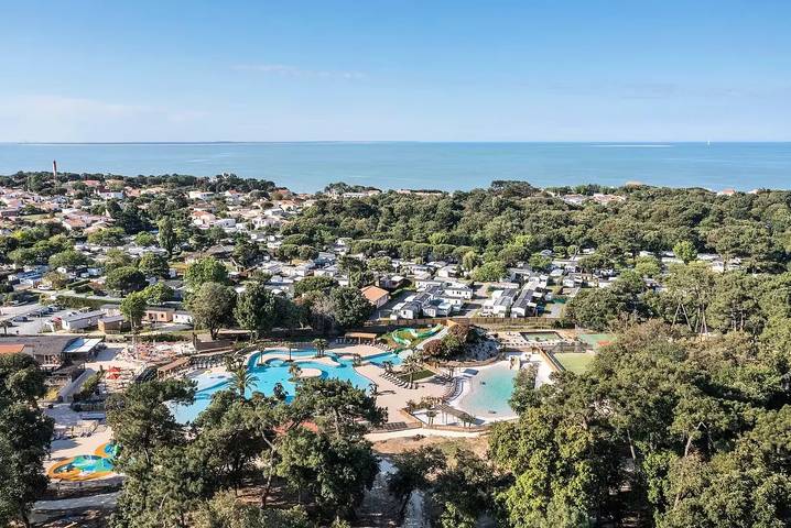 Camping pour 4 personnes, avec terrasse et piscine, adapté aux familles