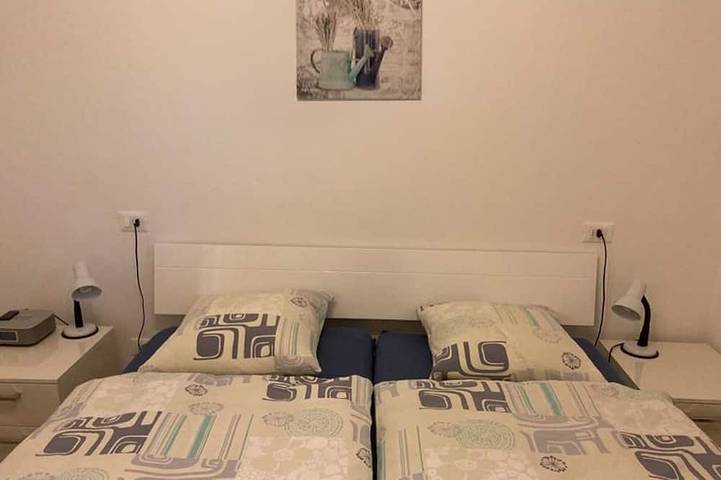 Ganze Wohnung, FeWo Farfalla mit Klima, Pool und Parkplatz mit Ladestation 22 kw, 250 Meter See in Maderno, Toscolano-Maderno