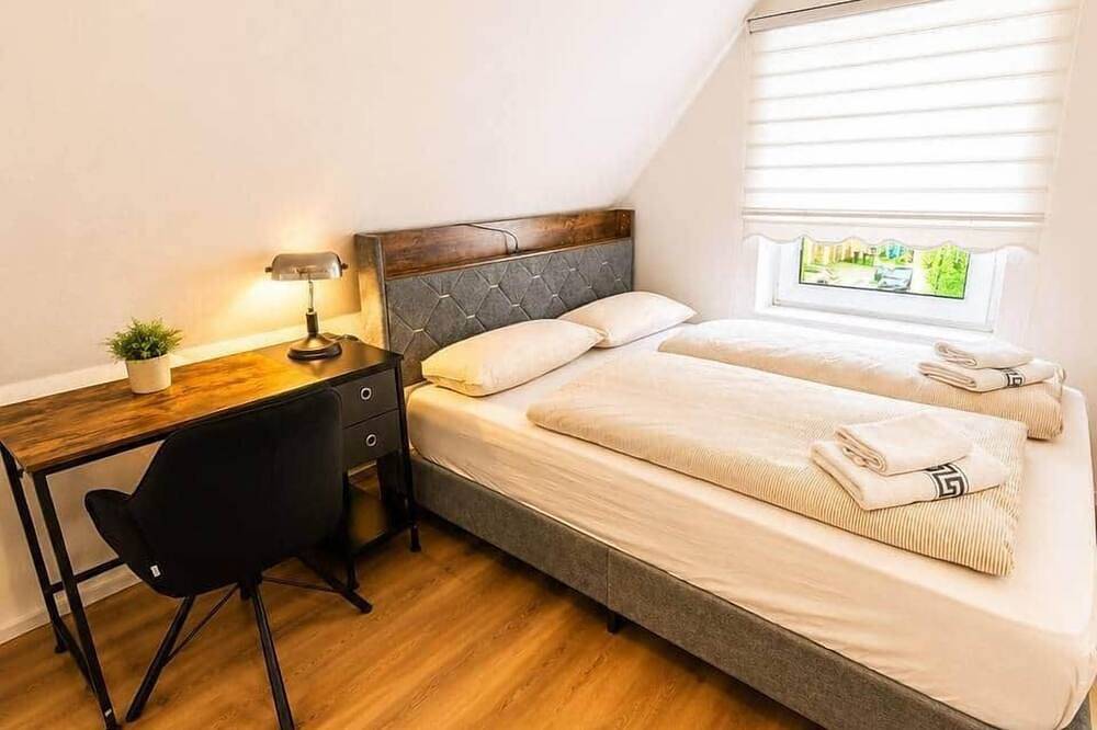 Room with 160 cm bed + sofa bed & workspace room :22 in Wuppertal, Bergisch region
