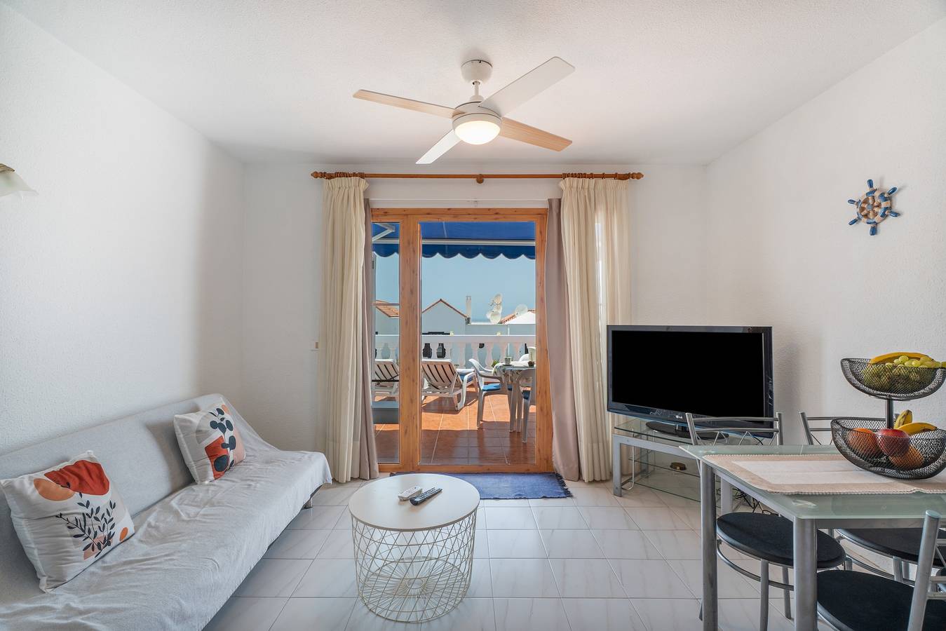 Całe studio, Holiday Apartment 'Port Royale 158' with Sea View, Communal Pool and Wi-Fi in Los Cristianos, Arona