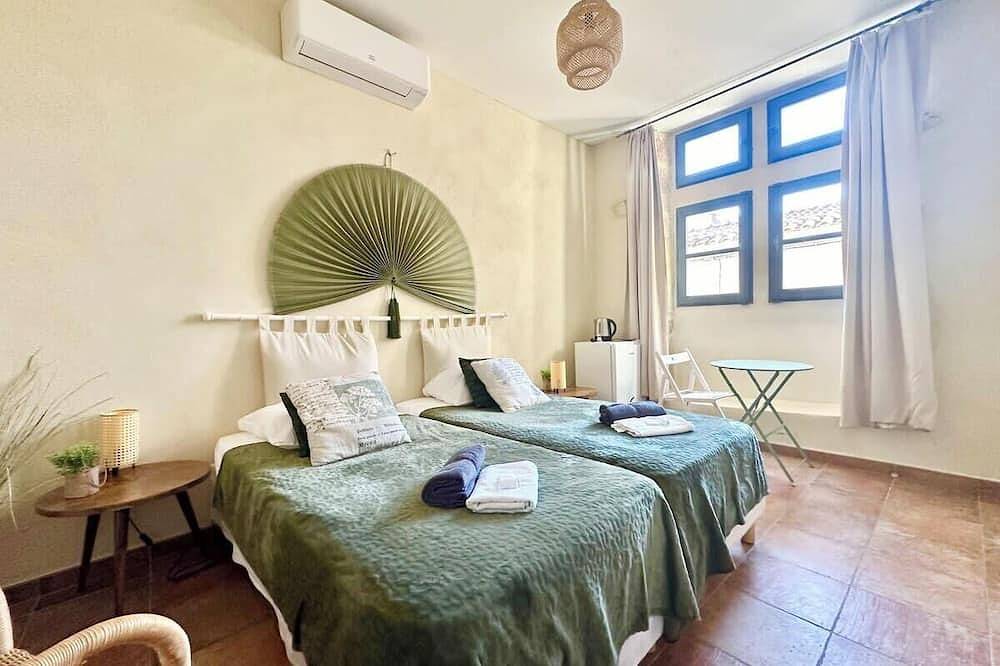 Maison Cosy Lodge, 15 p, clim, wifi, cour, garage in Montfrin, Region de Nimes