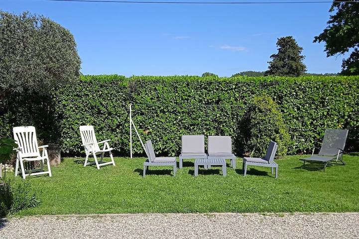 Gîte pour 2 personnes, avec terrasse et jardin à Roussas