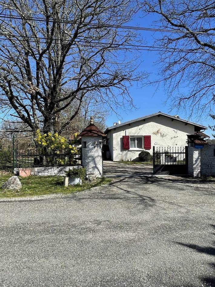 Gîte pour 2 personnes, avec terrasse ainsi que jardin et piscine à La Ballade de Pern