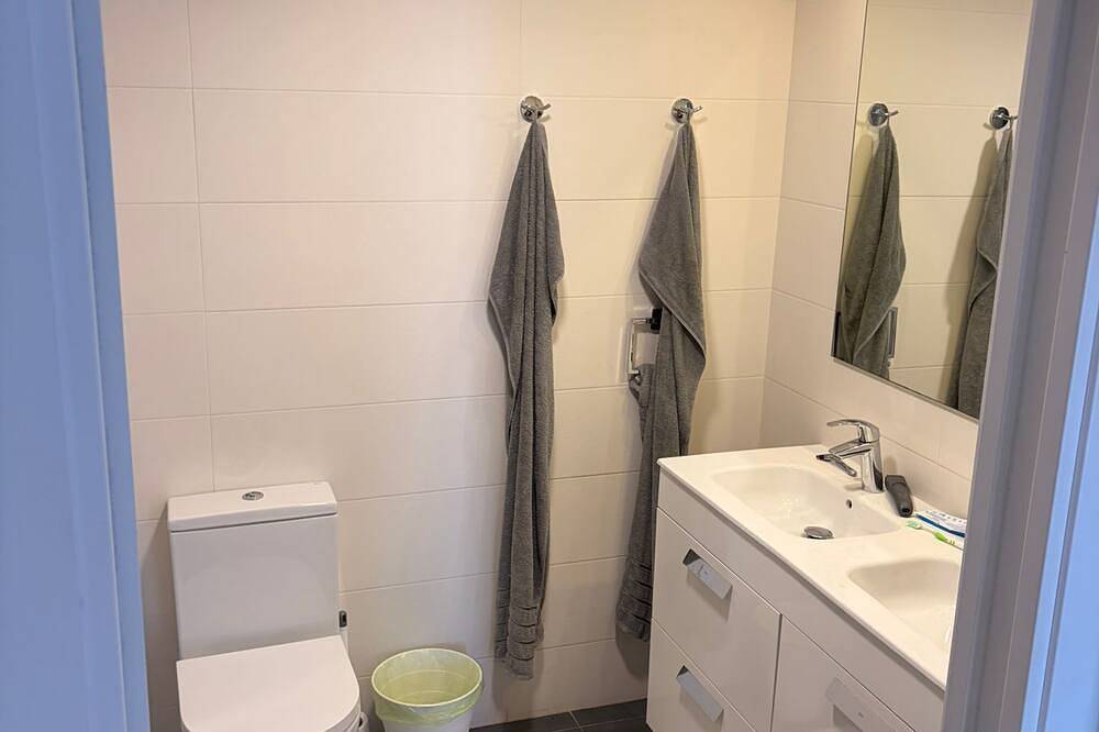 Geheel appartement, Badalona: Furnished apartment 2 bedrooms and pool, near the sea and views. in Badalona, Barcelonès