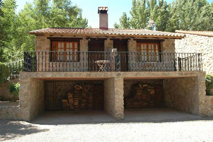 Camping para 4 personas, con vistas además de piscina y jardín en Extremadura