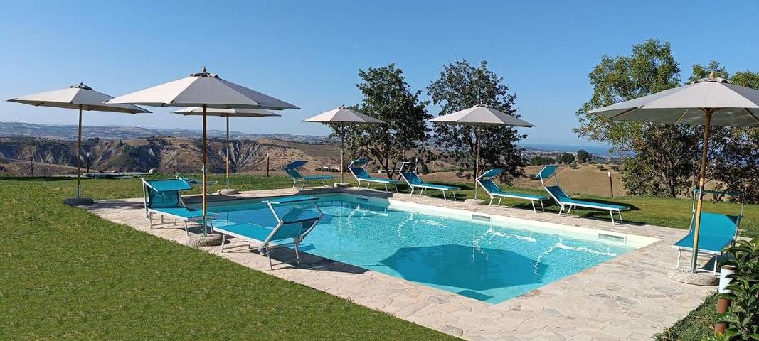 Agriturismo per 2 persone, con Terrazza e Idromassaggio nonché Giardino e Piscina in Provincia di Teramo