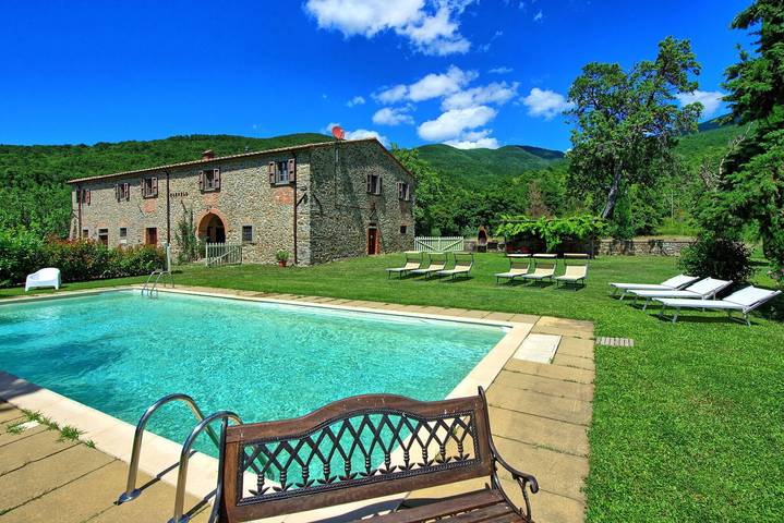 Villa per 16 persone, con piscina in Casentino