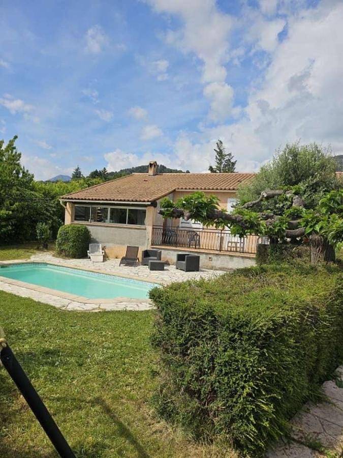 Location de vacances pour 5 personnes, avec Terrasse et Jardin ainsi que Piscine et Vue à Levens