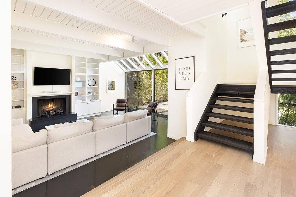 Prime Location in Gated Community - Walk to Malibu Country Mart! in Malibu Beach, Malibu