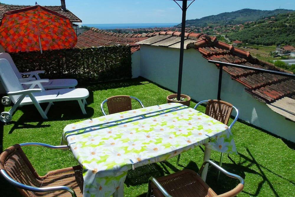 Casa Olivo - Blick auf das Meer und das mittelalterliche Castello in Diano San Pietro, Riviera di Ponente
