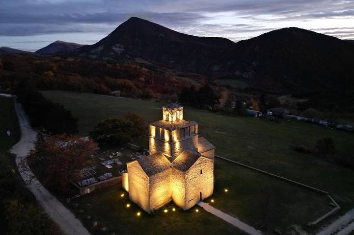 Location de vacances pour 12 personnes, avec jardin et jacuzzi à Comps (Rhône-Alpes)