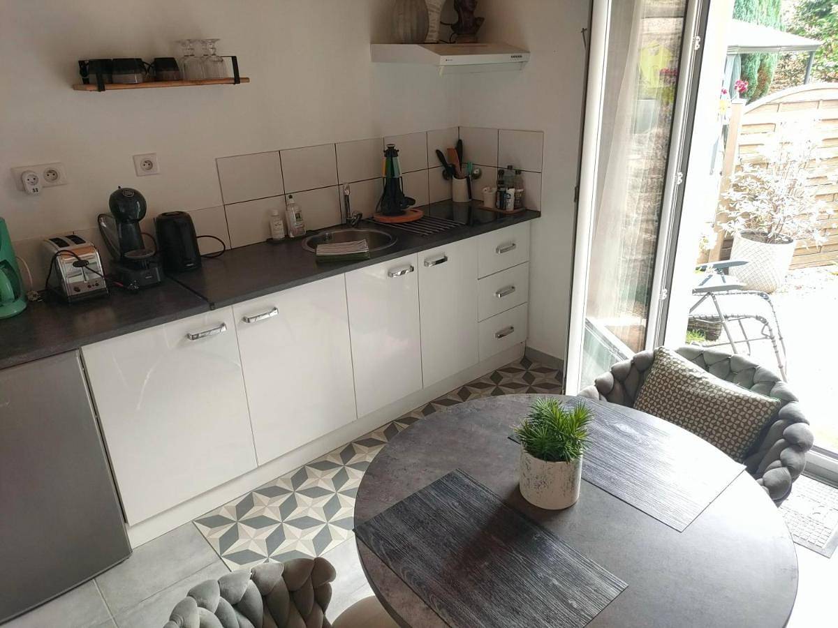 Appartement entier, La Suite 27 bis, maison indépendante avec terrasse, proche gare et centre in Guingamp, Région de Guingamp