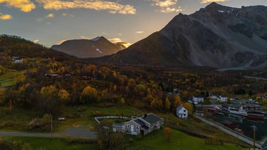 Ferienhaus für 10 Personen, mit Balkon und Terrasse sowie Garten und Sauna in Lyngen