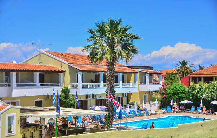 Hôtel pour 3 personnes, avec bassin pour enfant et vue ainsi que piscine et jardin